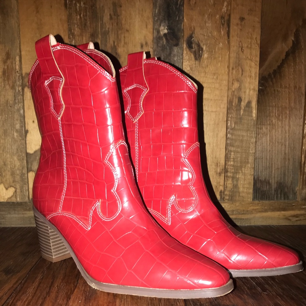 Women’s crocodile detail cowgirl healed boots
